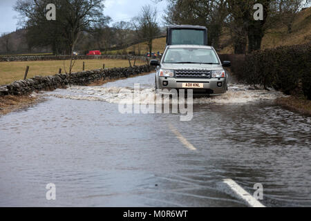 Teesdale, County Durham Regno Unito. Mercoledì 24 Gennaio 2018. Regno Unito Meteo. Allagamento è che incidono sulla B6277 vicino a Middleton in Teesdale Dopo forti piogge ha colpito la zona. Un avviso di colore giallo per la pioggia è stato rilasciato dal Met Office per l'Inghilterra settentrionale con avvisi che alcune proprietà e le strade possono essere allagato. Credito: David Forster/Alamy Live News Foto Stock