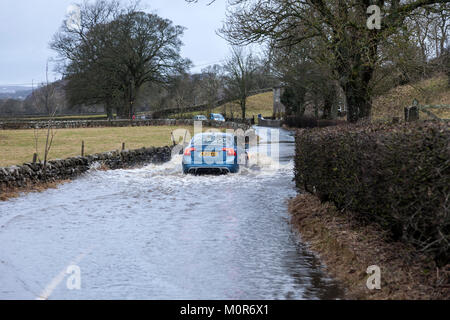 Teesdale, County Durham Regno Unito. Mercoledì 24 Gennaio 2018. Regno Unito Meteo. Allagamento è che incidono sulla B6277 vicino a Middleton in Teesdale Dopo forti piogge ha colpito la zona. Un avviso di colore giallo per la pioggia è stato rilasciato dal Met Office per l'Inghilterra settentrionale con avvisi che alcune proprietà e le strade possono essere allagato. Credito: David Forster/Alamy Live News Foto Stock