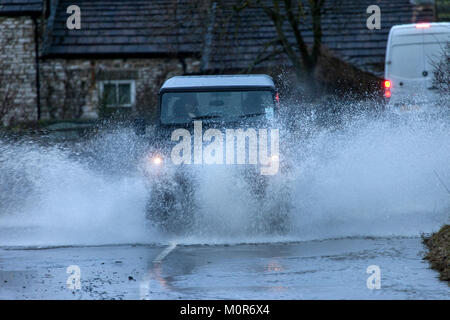 Teesdale, County Durham Regno Unito. Mercoledì 24 Gennaio 2018. Regno Unito Meteo. Allagamento è che incidono sulla B6277 vicino a Middleton in Teesdale Dopo forti piogge ha colpito la zona. Un avviso di colore giallo per la pioggia è stato rilasciato dal Met Office per l'Inghilterra settentrionale con avvisi che alcune proprietà e le strade possono essere allagato. Credito: David Forster/Alamy Live News Foto Stock