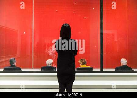 Southbank, Londra, Regno Unito. 24 gen 2018. Una donna che si erge nella parte anteriore del pezzo chiamato "riesame" raffigurante il tedesco cancellieri. Dopo due anni di rinnovo, la Hayward Gallery riapre con la prima grande retrospettiva del Regno Unito del lavoro di acclamato fotografo tedesco Andreas Gursky. Gursky è noto per le grandi immagini e spesso mostra i siti e le scene della economia globale e della vita contemporanea, egli è ampiamente considerato come uno dei fotografi più significativi del nostro tempo. Credito: Imageplotter News e sport/Alamy Live News Foto Stock