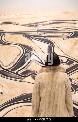 Southbank, Londra, Regno Unito. 24 gen 2018. Una donna guarda al "Bahrein I'. Dopo due anni di rinnovo, la Hayward Gallery riapre con la prima grande retrospettiva del Regno Unito del lavoro di acclamato fotografo tedesco Andreas Gursky. Gursky è noto per le grandi immagini e spesso mostra i siti e le scene della economia globale e della vita contemporanea, egli è ampiamente considerato come uno dei fotografi più significativi del nostro tempo. Credito: Imageplotter News e sport/Alamy Live News Foto Stock