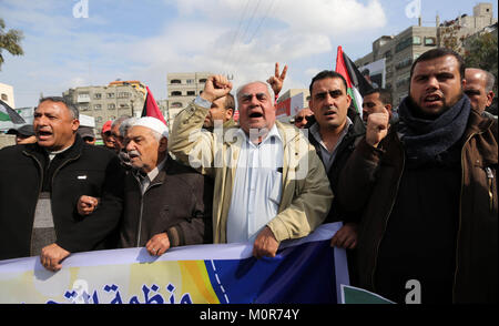 La città di Gaza, Striscia di Gaza, Territori palestinesi. 24 gen 2018. Palestinesi prendere parte a una manifestazione di protesta contro il presidente statunitense Donald Trump per la decisione di riconoscere Gerusalemme come capitale di Israele di Jabalia nel nord della Striscia di Gaza il 24 gennaio 2018 Credit: Ashraf Amra/immagini APA/ZUMA filo/Alamy Live News Foto Stock