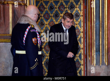 Praga, Repubblica Ceca. 24 gen 2018. Primo ministro ceco Andrej Babis (destra) e altri titolari di chiave di sblocco camera corona per restituire i gioielli della corona dopo che la loro visualizzazione, a Praga Repubblica Ceca, su Mercoledì, 24 gennaio 2018. Alcuni 32,300 persone è venuto a vedere i gioielli della corona che sono stati visualizzati nel Salone di Vladislav del Vecchio Palazzo reale del Castello di Praga, la sede dei re cechi e presidenti. Credito: Katerina Sulova/CTK foto/Alamy Live News Foto Stock