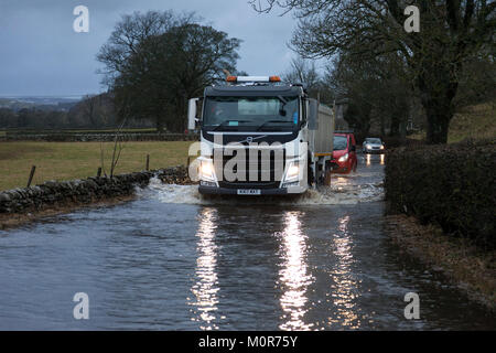 Teesdale, County Durham Regno Unito. Mercoledì 24 Gennaio 2018. Regno Unito Meteo. Allagamento è che incidono sulla B6277 vicino a Middleton in Teesdale Dopo forti piogge ha colpito la zona. Un avviso di colore giallo per la pioggia è stato rilasciato dal Met Office per l'Inghilterra settentrionale con avvisi che alcune proprietà e le strade possono essere allagato. Credito: David Forster/Alamy Live News Foto Stock