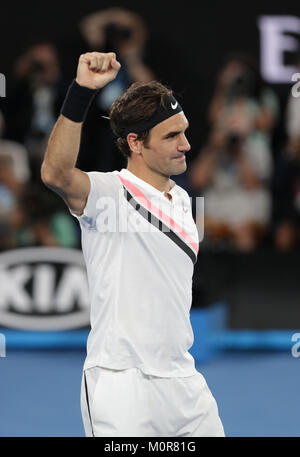 Melbourne, AustraliaSwiss giocatore di tennis Roger Federer è in azione durante il suo 1/4 partita finale presso l'Australian Open vs Czech giocatore di tennis Tomas BERDYCH il Jan 24, 2018 a Melbourne, Australia - ©Yan Lerval/Alamy Live News Foto Stock