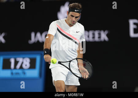 Melbourne, AustraliaSwiss giocatore di tennis Roger Federer è in azione durante il suo 1/4 partita finale presso l'Australian Open vs Czech giocatore di tennis Tomas BERDYCH il Jan 24, 2018 a Melbourne, Australia - ©Yan Lerval/Alamy Live News Foto Stock