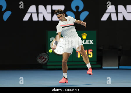 Melbourne, AustraliaSwiss giocatore di tennis Roger Federer è in azione durante il suo 1/4 partita finale presso l'Australian Open vs Czech giocatore di tennis Tomas BERDYCH il Jan 24, 2018 a Melbourne, Australia - ©Yan Lerval/Alamy Live News Foto Stock