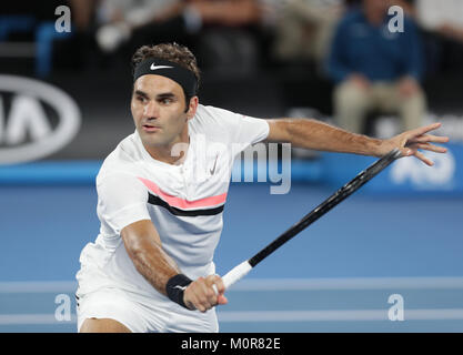 Melbourne, AustraliaSwiss giocatore di tennis Roger Federer è in azione durante il suo 1/4 partita finale presso l'Australian Open vs Czech giocatore di tennis Tomas BERDYCH il Jan 24, 2018 a Melbourne, Australia - ©Yan Lerval/Alamy Live News Foto Stock