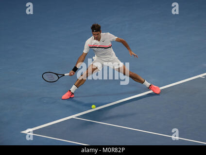 Melbourne, AustraliaSwiss giocatore di tennis Roger Federer è in azione durante il suo 1/4 partita finale presso l'Australian Open vs Czech giocatore di tennis Tomas BERDYCH il Jan 24, 2018 a Melbourne, Australia - ©Yan Lerval/Alamy Live News Foto Stock