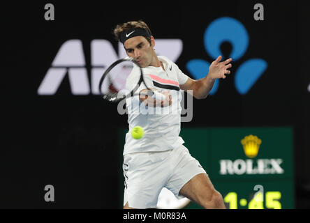 Melbourne, AustraliaSwiss giocatore di tennis Roger Federer è in azione durante il suo 1/4 partita finale presso l'Australian Open vs Czech giocatore di tennis Tomas BERDYCH il Jan 24, 2018 a Melbourne, Australia - ©Yan Lerval/Alamy Live News Foto Stock