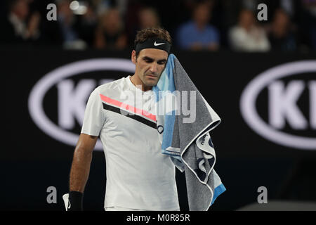 Melbourne, AustraliaSwiss giocatore di tennis Roger Federer è in azione durante il suo 1/4 partita finale presso l'Australian Open vs Czech giocatore di tennis Tomas BERDYCH il Jan 24, 2018 a Melbourne, Australia - ©Yan Lerval/Alamy Live News Foto Stock