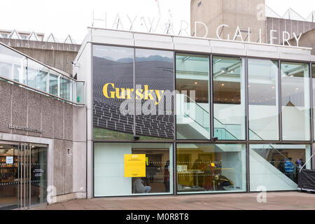 Southbank, Londra, Regno Unito. 24 gen 2018. Vista generale della galleria esterno con Gursky banner. Dopo due anni di rinnovo, la Hayward Gallery riapre con la prima grande retrospettiva del Regno Unito del lavoro di acclamato fotografo tedesco Andreas Gursky. Gursky è noto per le grandi immagini e spesso mostra i siti e le scene della economia globale e della vita contemporanea, egli è ampiamente considerato come uno dei fotografi più significativi del nostro tempo. Credito: Imageplotter News e sport/Alamy Live News Foto Stock