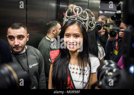 Bruxelles, Belgio. 24 gen 2018. Miss Belgio 2018 Angeline Flor Pua durante una visita al Parlamento Europeo con sede a Bruxelles, in Belgio, il 24.01.2018 da Wiktor Dabkowski | Utilizzo di credito in tutto il mondo: dpa/Alamy Live News Foto Stock