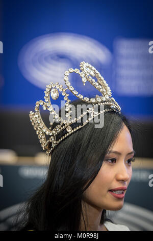 Bruxelles, Belgio. 24 gen 2018. Miss Belgio 2018 Angeline Flor Pua durante una visita al Parlamento Europeo con sede a Bruxelles, in Belgio, il 24.01.2018 da Wiktor Dabkowski | Utilizzo di credito in tutto il mondo: dpa/Alamy Live News Foto Stock