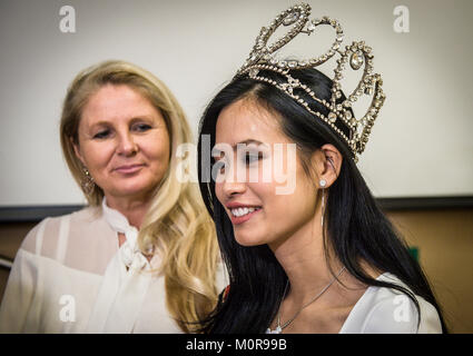 Bruxelles, Belgio. 24 gen 2018. Miss Belgio 2018 Angeline Flor Pua durante una visita al Parlamento Europeo con sede a Bruxelles, in Belgio, il 24.01.2018 da Wiktor Dabkowski | Utilizzo di credito in tutto il mondo: dpa/Alamy Live News Foto Stock