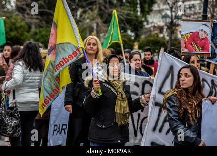 Atene, Grecia. 23 gen 2018. Curdi donne visto holding diverse bandiere e striscioni durante la protesta.i curdi che vivono in Grecia hanno dimostrato in solidarietà con la città di Afrin e i combattenti curdi in Siria. Contro l'invasione turca a Nord provincia siriana di Afrin e l'attacco contro le forze di SDF dei curdi e le milizie arabe. Credito: Dimitris Lampropoulos/SOPA/ZUMA filo/Alamy Live News Foto Stock