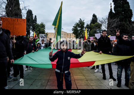 Atene, Grecia. 23 gen 2018. Un ragazzino curdo visto durante la protesta.i curdi che vivono in Grecia hanno dimostrato in solidarietà con la città di Afrin e i combattenti curdi in Siria. Contro l'invasione turca a Nord provincia siriana di Afrin e l'attacco contro le forze di SDF dei curdi e le milizie arabe. Credito: Dimitris Lampropoulos/SOPA/ZUMA filo/Alamy Live News Foto Stock