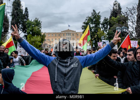 Atene, Grecia. 23 gen 2018. Un uomo con il volto coperto alzare le mani durante la protesta.i curdi che vivono in Grecia hanno dimostrato in solidarietà con la città di Afrin e i combattenti curdi in Siria. Contro l'invasione turca a Nord provincia siriana di Afrin e l'attacco contro le forze di SDF dei curdi e le milizie arabe. Credito: Dimitris Lampropoulos/SOPA/ZUMA filo/Alamy Live News Foto Stock