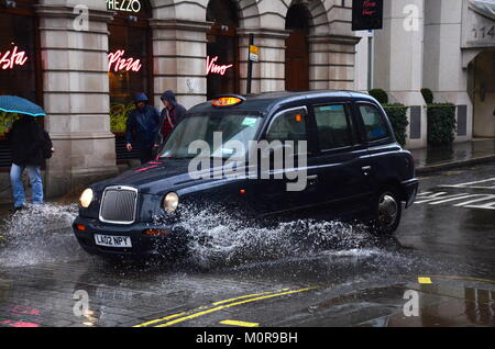 Londra, Regno Unito. Il 24 gennaio, 2017. Heavy Rain in Trafalgar Square. Credito: JOHNNY ARMSTEAD/Alamy Live News Foto Stock