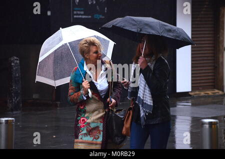 Londra, Regno Unito. 24 gen 2018. Heavy Rain nel West End. Credito: JOHNNY ARMSTEAD/Alamy Live News Foto Stock