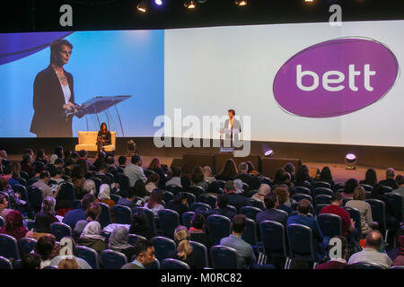 Londra, Regno Unito. 24 gen 2018. Il giorno di apertura del BETT in Excel, Anne Milton, Ministro di Stato presso il Ministero dell'istruzione, si rivolge a un pubblico di educatori alla tecnologia nell educazione mostra. Credito: Expo foto/Alamy Live News Foto Stock