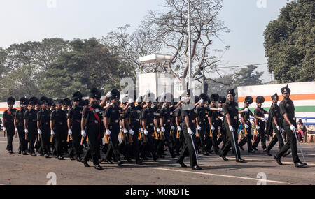 Kolkata, India. 23 gen 2018. Un contingente marche durante tutta la prova generale sfilano davanti a India del giorno della Repubblica. Armati di personale forzata prende parte in pieno prove abito sfilano davanti a India del giorno della Repubblica. Credito: Saikat Paolo/Pacific Press/Alamy Live News Foto Stock