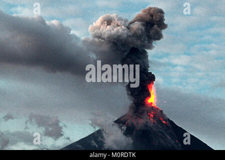 Daraga, Albay, Filippine. 23 gen 2018. Mt. Vulcano Mayon nuovamente esplosa nella quarta volta questo pomeriggio con la pioggia di cenere vulcanica e flusso di lava di Daraga, Albay, Bicol a gennaio 23, 2018. L'Istituto filippino di vulcanologia e sismologia (PHILVOLCS) dichiarati avviso numero 4 e più ampia è la zona di pericolo a 8 chilometri dopo le esplosioni di ceneri vulcaniche di ieri (22 gennaio 2018). Credito: PACIFIC PRESS/Alamy Live News Foto Stock