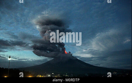 Daraga, Albay, Filippine. 23 gen 2018. Mt. Vulcano Mayon nuovamente esplosa nella quarta volta questo pomeriggio con la pioggia di cenere vulcanica e flusso di lava di Daraga, Albay, Bicol a gennaio 23, 2018. L'Istituto filippino di vulcanologia e sismologia (PHILVOLCS) dichiarati avviso numero 4 e più ampia è la zona di pericolo a 8 chilometri dopo le esplosioni di ceneri vulcaniche di ieri (22 gennaio 2018). Credito: PACIFIC PRESS/Alamy Live News Foto Stock