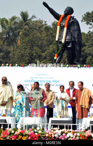 Kolkata, India. 23 gen 2018. Il Bengala Occidentale Chief Minister Mamata Benerjee(terzo da destra) paga il tributo di Netaji Subhas Chandra Bose in occasione di Subhas Chandra Bose 121 anniversario di nascita. Credito: Saikat Paolo/Pacific Press/Alamy Live News Foto Stock