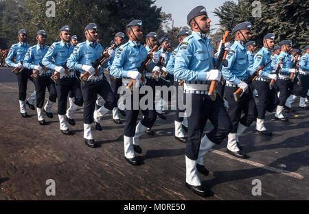 Kolkata, India. 23 gen 2018. Un contingente marche durante tutta la prova generale sfilano davanti a India del giorno della Repubblica. Armati di personale forzata prende parte in pieno prove abito sfilano davanti a India del giorno della Repubblica. Credito: Saikat Paolo/Pacific Press/Alamy Live News Foto Stock