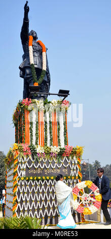 Kolkata, India. 23 gen 2018. Il Bengala Occidentale Chief Minister Mamata Benerjee (sinistra) paga il tributo di Netaji Subhas Chandra Bose in occasione di Subhas Chandra Bose 121 anniversario di nascita. Credito: Saikat Paolo/Pacific Press/Alamy Live News Foto Stock