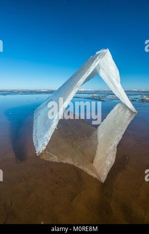 Caleidoscopio. L'abstract sfondo della struttura del ghiaccio. L'inverno. Il ghiaccio sulla superficie del lago . Incrinature nella superficie di ghiaccio. Tempesta di ghiaccio. Foto Stock