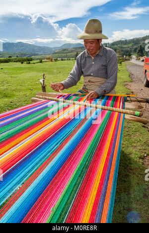 Gli uomini la tessitura nelle Ande peruviane a Taquile isola a Puno a o gennaio 2th, 2008. Il punto più alto dell'isola è 4050 mslm e il villag principale Foto Stock
