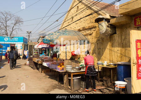 Marzo 2014 - Qingdao, Cina - Streetfood venditore nel quartiere povero di Shandongtou Foto Stock