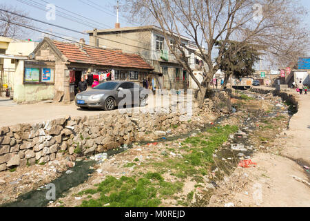 Marzo 2014 - Qingdao, Cina - Vita quotidiana scena nel quartiere povero di Shandongtou Foto Stock