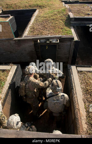 Una squadra di soldati con "l'attacco" Azienda, 2° Battaglione, 502nd Reggimento di Fanteria, 2° Brigata Team di combattimento, 101st Airborne Division (Air Assault), preparare la torta un angolo in una trincea durante un combinato di bracci di manovra fuoco vivo l'esercizio 23 Ott, su serie 55 a Fort Campbell, Kentucky. I soldati avevano il compito con la cancellazione del trench per consentire la libertà di manovra per tutta la società per ottenere dentro là e cogliere il punto di appoggio. (U.S. Esercito Foto Stock