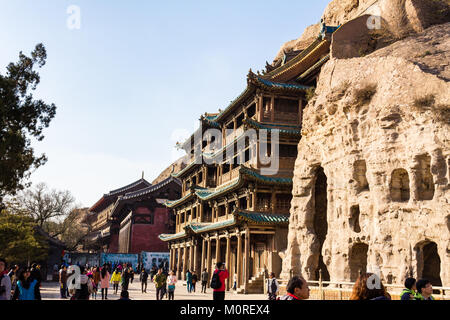 Novembre 2014 - Datong, Cina - i turisti ad esplorare le grotte di Yungang a Datong, un sito patrimonio mondiale dell'UNESCO, la visualizzazione di alcune delle più belle Foto Stock