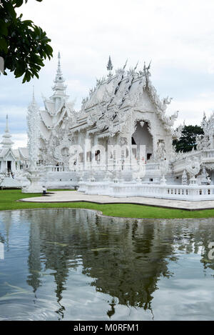 Wat Rong Khun o tempio bianco, tempio buddista, Chiang Rai, Thailandia. Foto Stock