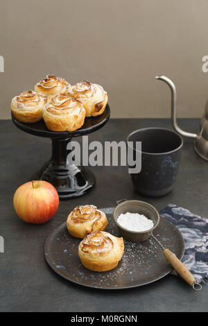 Selbstgebackene kleine Apfel-Tartes mit Rosenmuster Foto Stock