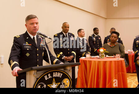 Gen. David G. Perkins, Comandante generale degli Stati Uniti Esercito la formazione e la dottrina del comando, accoglie illustri visitatori e ospiti presso la reception banchetto per il 2018 U.S. Esercito ciotola All-American premi mostra gen. 5, 2018 a Lila Cockrell Theatre di San Antonio, Texas. I premi mostra presenta una miriade di premi e riconoscimenti speciali per entrambi gli Stati Uniti Esercito All-American giocatori di calcio e i membri della band, culminata negli Stati Uniti Esercito giocatore del premio di anno. (U.S. Esercito Foto Stock