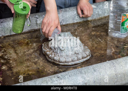 Aprile 2015 - Jinan, Cina - la popolazione locale prendendo l'acqua dalle sorgenti di Baotu Quan di Jinan Foto Stock