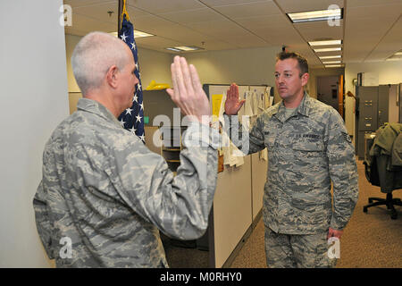 I membri dell'ala 127re-arruolarsi nel Michigan Air National Guard a Selfridge Air National Guard Base, Mich, Gennaio 6, 2018. Negli ultimi anni ci sono stati 280 enlistments e ri-enlistments nel Michigan Air National Guard qui. (U.S. Air National Guard Foto Stock