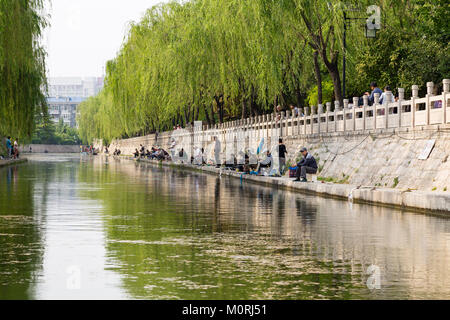 Aprile 2015 - Jinan, Cina - locale di persone di pesca nel fossato della città che corre intorno alla vecchia città di Jinan Foto Stock