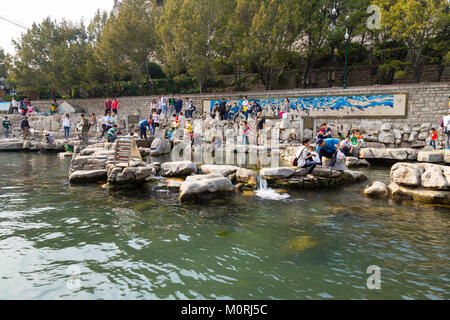 Aprile 2015 - Jinan, Cina - persone locali di prendere acqua da una delle tante sorgenti del fossato della città di Jinan Foto Stock