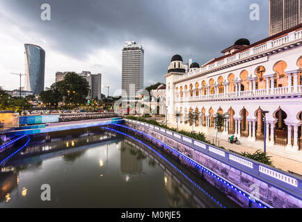 Twilight oltre il fiume Klang e alcuni esempi di architettura coloniale nei pressi di Merdeka Square nel cuore di Kuala Lumpur, Malesia città capitale. Foto Stock