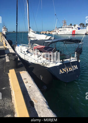 L inno, una imbarcazione a vela è attraccata alla Stazione della Guardia Costiera Key West dopo aver trainato dai guardacoste Raimondo Evans equipaggio Gen 07, 2018. Il proprietario della nave è stata medevaced dopo secondo come riferito che soffre di mancanza di respiro e di esaurimento. Coast Guard Foto Stock