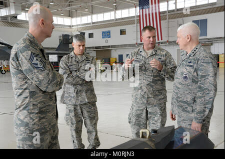 Il 7 ottobre, 2018 Chief Master Sgt. Ronald C. Anderson, il comando Capo Comandante Sergente della Air National Guard, Briga. Gen. Jeffrey Burkett, il direttore della logistica, o A4, e il tenente Gen. L. Scott riso, il direttore della Air National Guard, ricevere un briefing dal Lt. Col. John Lundholm la recitazione 144Maintnance comandante del gruppo. Lt. Gen. di riso ha preso un tour del 144Fighter Wing incontro aviatori da una varietà di campi di carriera e discusso lo stato del ANG e il ruolo dell'144FW. (U.S. Air Force Foto Stock