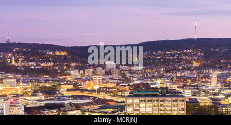 Deutschland, Baden-Württemberg, Stoccarda, Stadtansicht, Stadtzentrum, Innenstadt, Halbhöhenlage, Fernsehturm, Bürogebäude, Wohnhäuser, Panorama Foto Stock