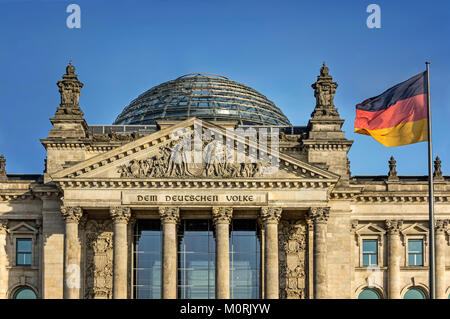 Il Reichstag , Tedesco bandiera nazionale, Berlino, Germania Foto Stock