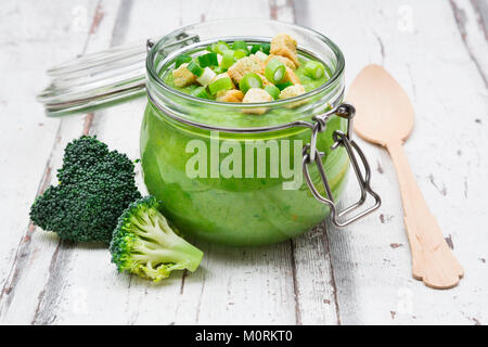 Zuppa di broccoli, crostini Foto Stock